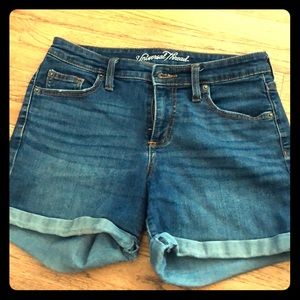 Jean shorts , like new , size 2/26 , mid rise